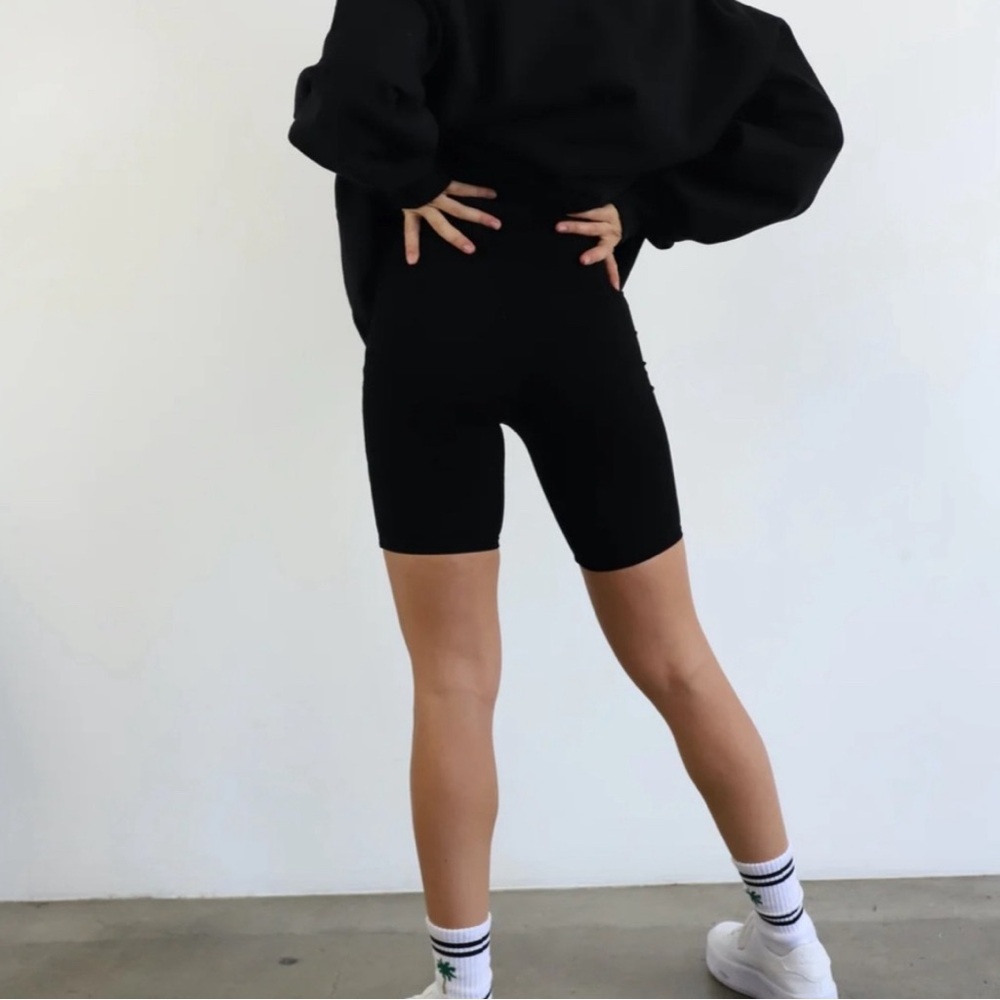 BRIAVIA Mid city ribbed high waisted biker shorts 🖤